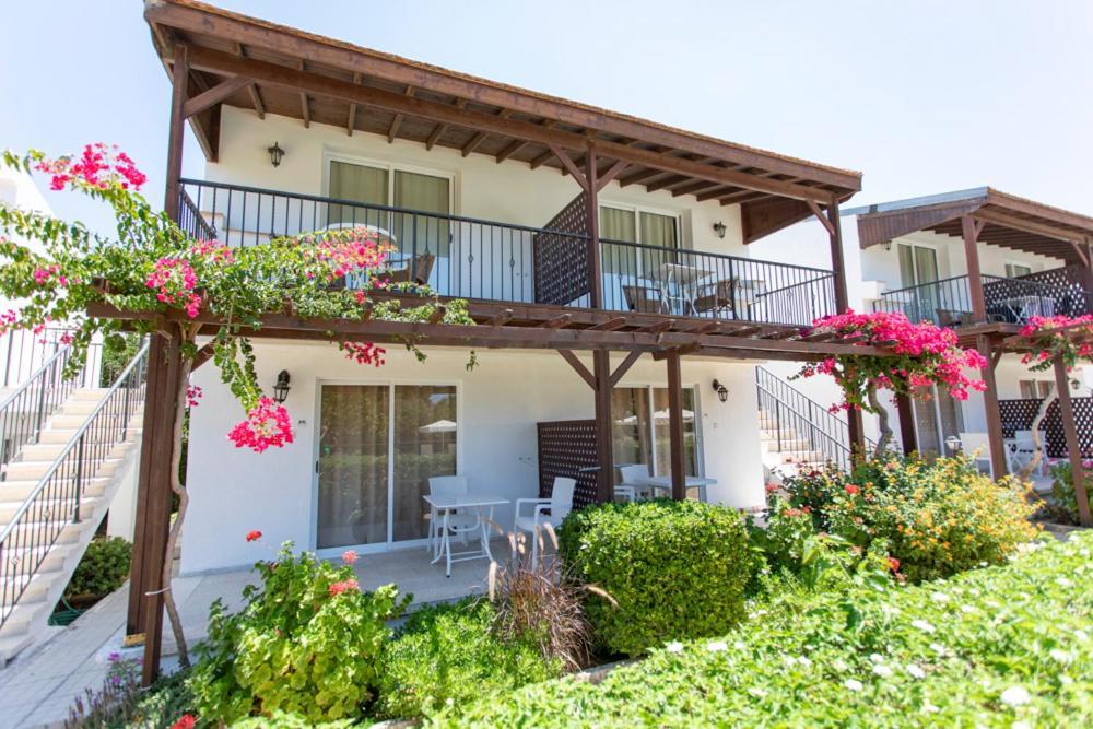Citrus Tree Gardens Hotel Karavas  Bagian luar foto